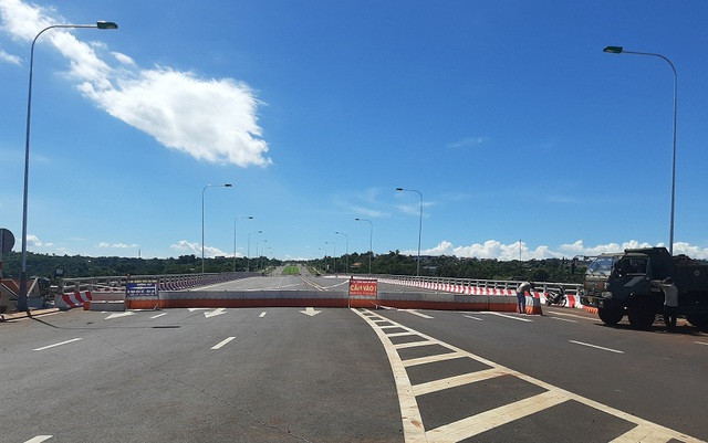 Đường Đông - Tây đang được rào chắn để thi công hoàn thiện Đường Đông - Tây đang được rào chắn để thi công hoàn thiện