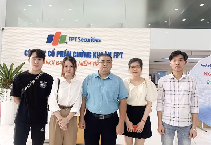 Sinh viên ngành Tài chính - Ngân hàng đi thực tập tại doanh nghiệp