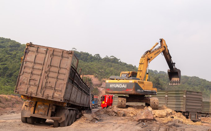 Xe tải chở than sang hạ tải ở Cửa khẩu quốc tế La Lay