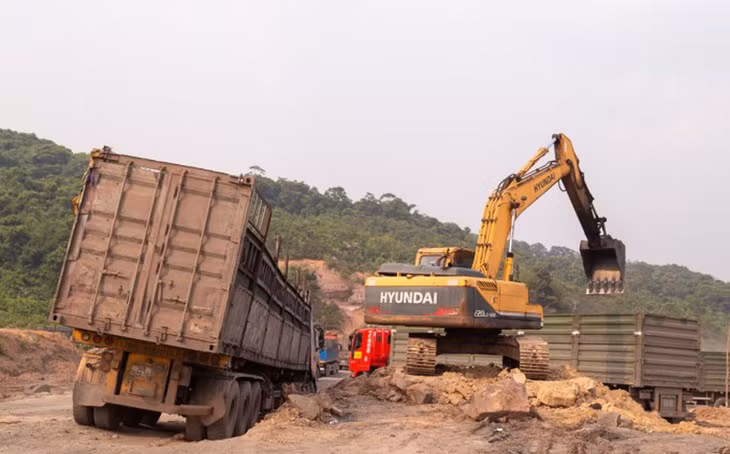 Xe tải chở than sang hạ tải ở Cửa khẩu quốc tế La Lay