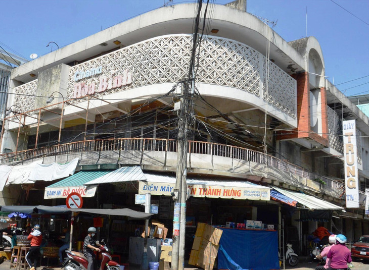 Rạp chiếu phim Hòa Bình bị bỏ hoang nhiều năm qua đã được bán đấu giá thành công, với số tiền trên 33 tỷ đồng Rạp chiếu phim Hòa Bình bị bỏ hoang nhiều năm qua đã được bán đấu giá thành công, với số tiền trên 33 tỷ đồng