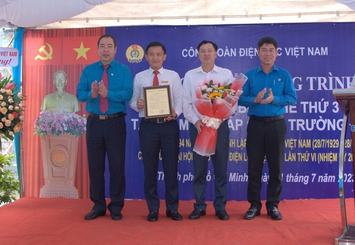 Khen thưởng các tập thể có thành tích xuất sắc