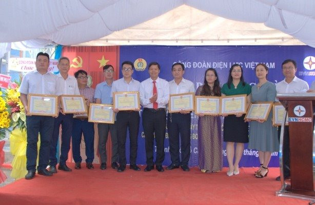 Khen thưởng các cá nhân có thành tích xuất sắc