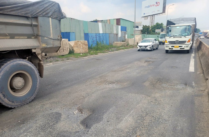 Mặt đường Quốc lộ 51 qua phường Long Bình Tân xuống cấp nghiêm trọng