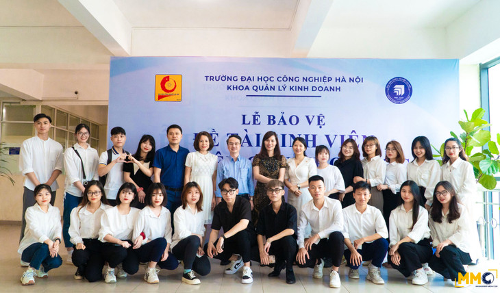 Sinh viên khoa Quản lý Kinh doanh tại Lễ bảo vệ đề tài sinh viên nghiên cứu khoa học năm 2022