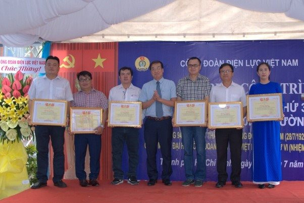 Khen thưởng các cá nhân có thành tích xuất sắc