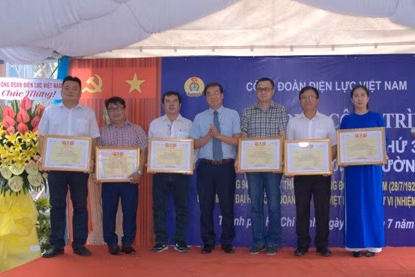 Khen thưởng các cá nhân có thành tích xuất sắc