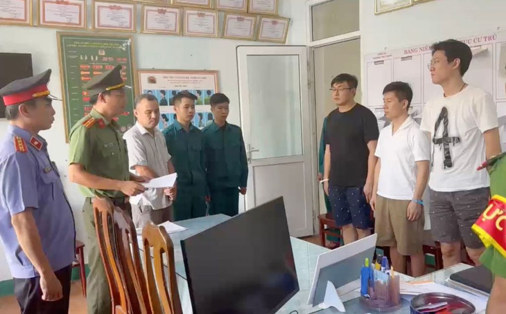 Cảnh sát đọc lệnh bắt ba người Trung Quốc Cảnh sát đọc lệnh bắt ba người Trung Quốc