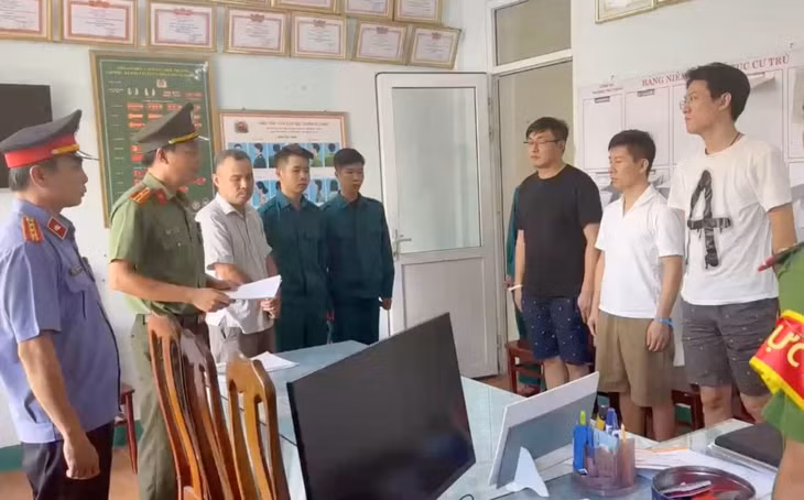 Cảnh sát đọc lệnh bắt ba người Trung Quốc