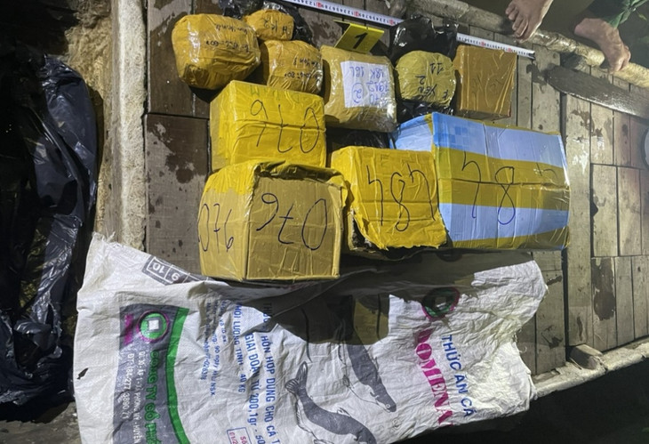 Khoảng 19kg kim loại (nghi vàng) vận chuyển từ Campuchia về Việt Nam. Khoảng 19kg kim loại (nghi vàng) vận chuyển từ Campuchia về Việt Nam.