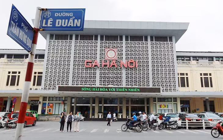 Khu A ga Hà Nội nằm trên đường Lê Duẩn, quận Đống Đa
