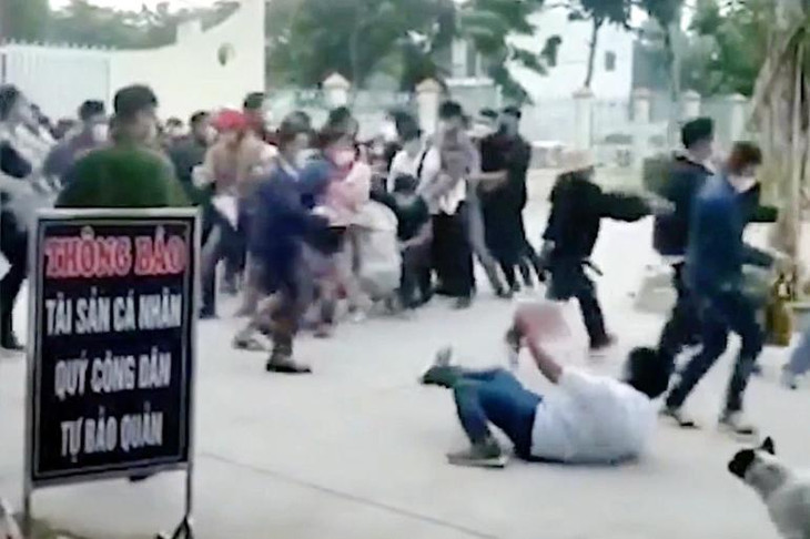 Người dân chen lấn, xô đẩy ngã nhào khi đi làm thủ tục đất đai (Ảnh cắt từ clip).