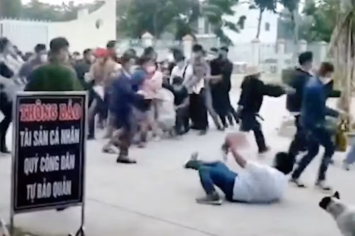 Người dân chen lấn, xô đẩy ngã nhào khi đi làm thủ tục đất đai (Ảnh cắt từ clip).