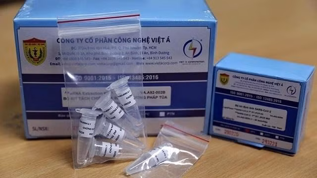 Trong giai đoạn đầu khi dịch Covid-19 bùng phát, ngành y tế Cà Mau mua hơn 10.000 bộ kit test SARS-CoV-2 của Công ty Việt Á Trong giai đoạn đầu khi dịch Covid-19 bùng phát, ngành y tế Cà Mau mua hơn 10.000 bộ kit test SARS-CoV-2 của Công ty Việt Á