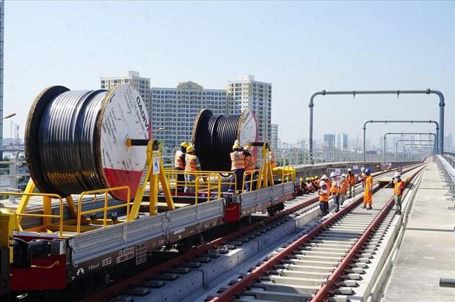 Công nhân các nhà thầu lắp đặt hệ thống điện cung cấp cho tuyến metro số 1 Công nhân các nhà thầu lắp đặt hệ thống điện cung cấp cho tuyến metro số 1