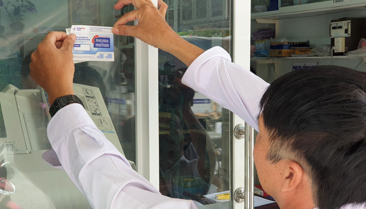 Tổng Công ty Điện lực miền Nam triển khai dán decal tận nhà khách hàng để giúp nhận biết số điện thoại chăm sóc khách hàng ngành điện