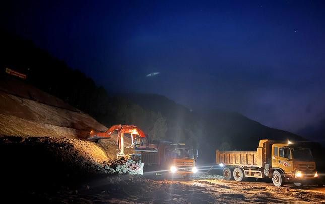 Đại diện Ban QLDA 6 chia sẻ: “Dự án đang được huy động tổng lực, thi công ngày đêm, phấn đấu hoàn thiện thi công nền đường vào cuối tháng 7/2022. Ban luôn yêu cầu các nhà thầu phối hợp chặt chẽ với chính quyền địa phương tháo gỡ các điểm nghẽn về mặt bằng, đường lưới điện, đường công vụ để tạo điều kiện cho quá trình thi công. Giá trị sản lượng đến nay đạt 27% giá trị hợp đồng, vượt 2% so với kế hoạch” Đại diện Ban QLDA 6 chia sẻ: “Dự án đang được huy động tổng lực, thi công ngày đêm, phấn đấu hoàn thiện thi công nền đường vào cuối tháng 7/2022. Ban luôn yêu cầu các nhà thầu phối hợp chặt chẽ với chính quyền địa phương tháo gỡ các điểm nghẽn về mặt bằng, đường lưới điện, đường công vụ để tạo điều kiện cho quá trình thi công. Giá trị sản lượng đến nay đạt 27% giá trị hợp đồng, vượt 2% so với kế hoạch”