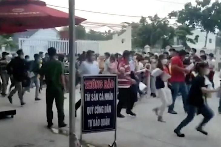 Người dân tràn vào sân Chi nhánh Văn phòng đăng ký đất đai huyện Chơn Thành (Ảnh cắt từ clip).