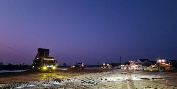 Công nhân thi công cả ngày lẫn đêm Công nhân thi công cả ngày lẫn đêm