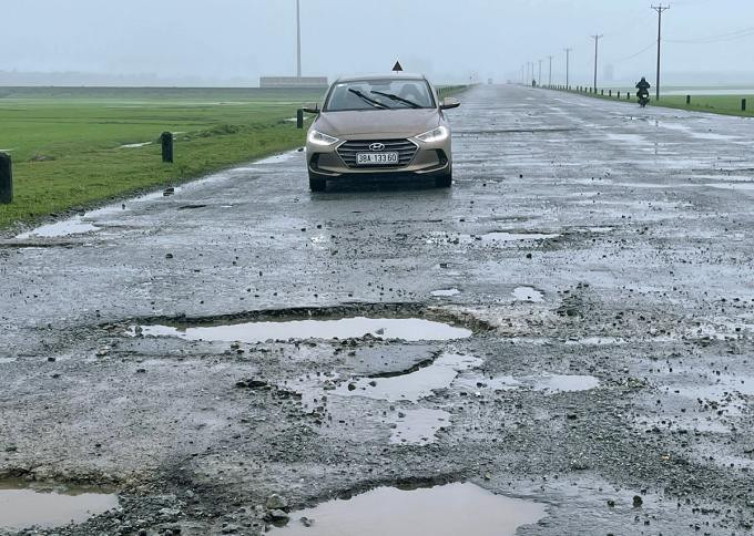 Đoạn đường nối quốc lộ 12C ở khu kinh tế Vũng Áng xuống cấp