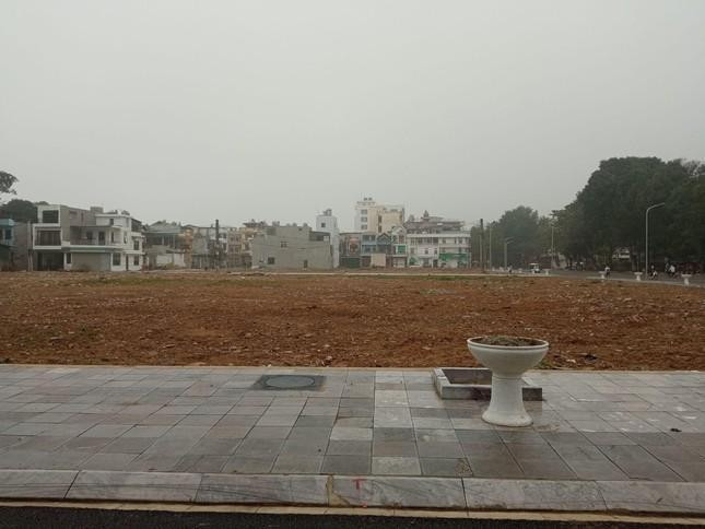 Tỉnh Thanh Hóa cảnh báo việc một số khu đất sau khi trúng đấu giá đã có hoạt động giao dịch, huy động vốn trái pháp luật bằng hình thức hợp đồng góp vốn, vay vốn, &quot;đặt cọc&quot;, giữ chỗ, khi chưa hoàn thành việc xây dựng công trình trên đất là có dấu hiệu lừa đảo, kinh doanh đa cấp biến tướng.