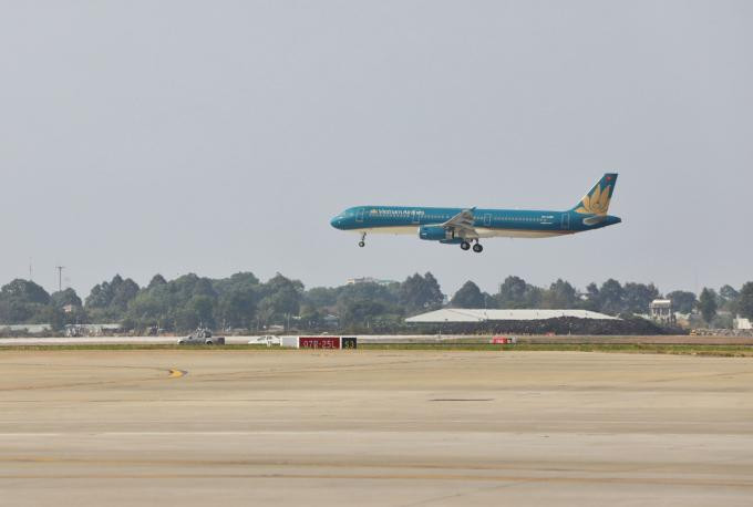 Máy bay hạ cánh xuống đường băng 25R/07L sân bay Tân Sơn Nhất Máy bay hạ cánh xuống đường băng 25R/07L sân bay Tân Sơn Nhất