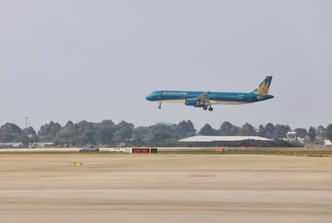 Máy bay hạ cánh xuống đường băng 25R/07L sân bay Tân Sơn Nhất