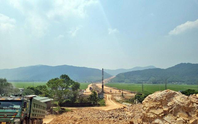 Dự án cao tốc đoạn Diễn Châu - Bãi Vọt dài khoảng 50 km, đi qua 2 tỉnh Nghệ An (44,4 km) và Hà Tĩnh (4,9 km). Dự án xây dựng quy mô 6 làn xe, nền đường 32,25m, vận tốc thiết kế 100 - 120 km/h. Trước mắt, tại giai đoạn phân kỳ, dự án xây dựng quy mô 4 làn xe, nền đường 17m, vận tốc thiết kế 80 km/h. Dự án cao tốc đoạn Diễn Châu - Bãi Vọt dài khoảng 50 km, đi qua 2 tỉnh Nghệ An (44,4 km) và Hà Tĩnh (4,9 km). Dự án xây dựng quy mô 6 làn xe, nền đường 32,25m, vận tốc thiết kế 100 - 120 km/h. Trước mắt, tại giai đoạn phân kỳ, dự án xây dựng quy mô 4 làn xe, nền đường 17m, vận tốc thiết kế 80 km/h.