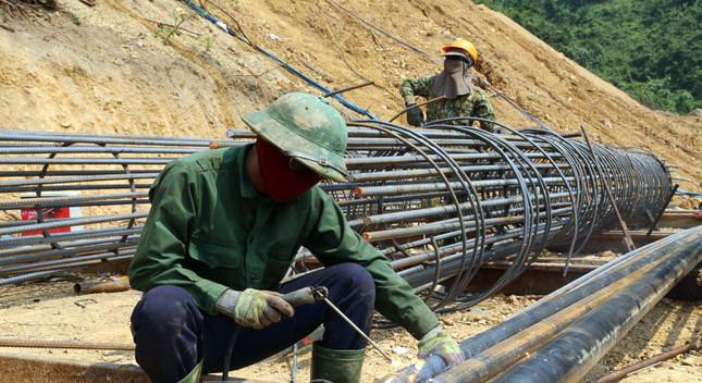 Công ty CP Đầu tư Phúc Thành Hưng đã xin gia hạn đến ngày 10/5/2022 sẽ hoàn tất đường công vụ. Ngoài ra, từ nay đến ngày 30/4 sẽ tăng cường các mũi, đẩy nhanh tiến độ để bù khối lượng còn thiếu hụt Công ty CP Đầu tư Phúc Thành Hưng đã xin gia hạn đến ngày 10/5/2022 sẽ hoàn tất đường công vụ. Ngoài ra, từ nay đến ngày 30/4 sẽ tăng cường các mũi, đẩy nhanh tiến độ để bù khối lượng còn thiếu hụt