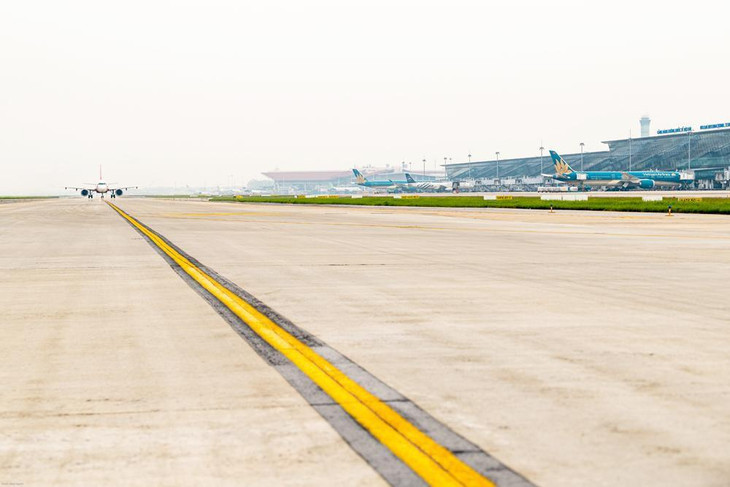 Đường cất hạ cánh 11R/29L, đường lăn S1 đầu 11R, đường lăn S6 và đường lăn S1A được đưa vào khai thác sau thời gian sửa chữa. Ảnh minh họa