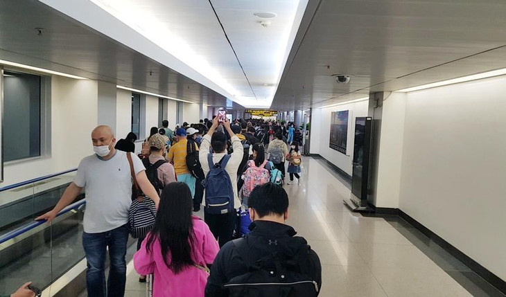 Hành khách xếp hàng dài chờ làm thủ tục nhập cảnh vào Việt Nam tại sân bay Tân Sơn Nhất