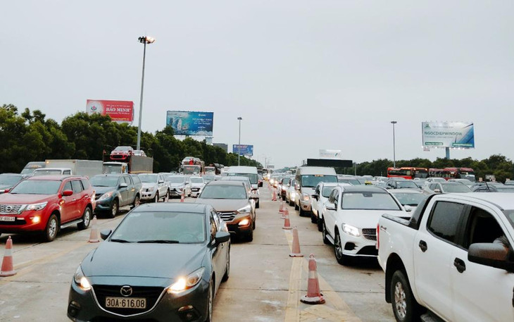 Xe ùn ứ trên cao tốc Hà Nội - Hải Phòng chiều 24/4 Xe ùn ứ trên cao tốc Hà Nội - Hải Phòng chiều 24/4