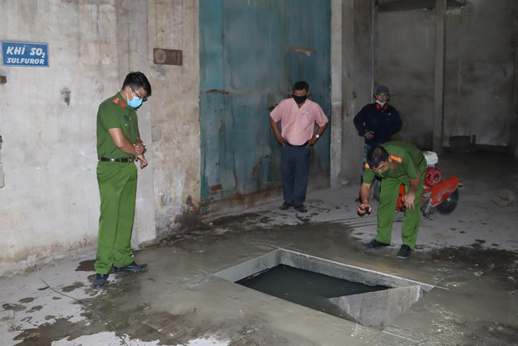 Cảnh sát kiểm tra hầm chứa chất thải chưa qua xử lý trong khuôn viên xí nghiệp đèn ống Cảnh sát kiểm tra hầm chứa chất thải chưa qua xử lý trong khuôn viên xí nghiệp đèn ống