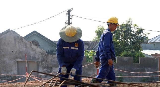 Năm 2021, việc thi công gặp một số vướng mắc về những lý do khách quan và chủ quan. Tuy nhiên, sau khi khơi thông nguồn vốn tín dụng, ký kết tín dụng, doanh nghiệp dự án, liên danh nhà thầu đã huy động tối đa nhân lực, vật lực để phục vụ thi công. Năm 2021, việc thi công gặp một số vướng mắc về những lý do khách quan và chủ quan. Tuy nhiên, sau khi khơi thông nguồn vốn tín dụng, ký kết tín dụng, doanh nghiệp dự án, liên danh nhà thầu đã huy động tối đa nhân lực, vật lực để phục vụ thi công.