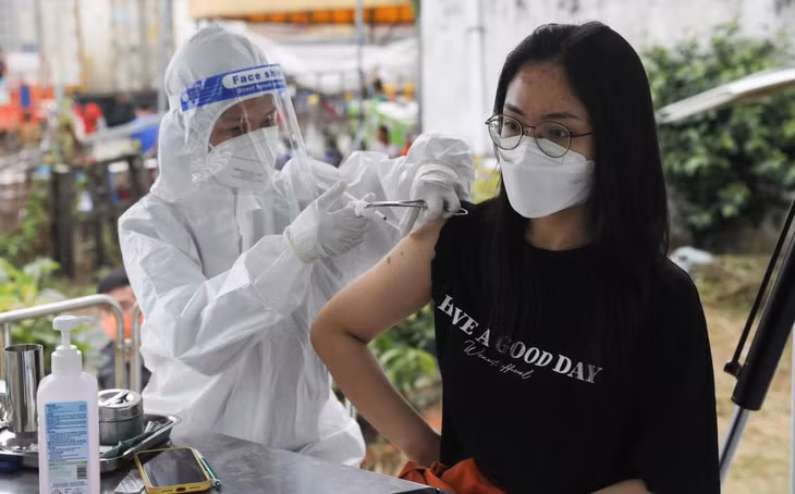 Người dân tại TP. Thủ Đức, TP.HCM tiêm vaccine Covid-19