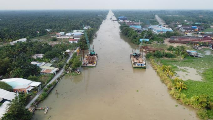 Các sà lan thi công đập thép hai tháng trước