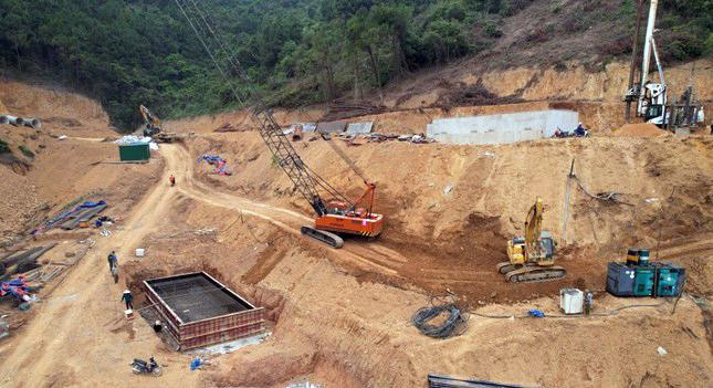 Ngày 23/4 vừa qua, Thứ trưởng Lê Anh Tuấn dẫn đầu đoàn công tác Bộ GTVT kiểm tra việc triển khai thi công Dự án đường bộ cao tốc Bắc - Nam đoạn Diễn Châu - Bãi Vọt. Theo Thứ trưởng, so với cuộc kiểm tra hồi tháng 3, đến nay dự án đã có thay đổi. Thế nhưng nhìn chung tiến độ vẫn còn chậm so với kế hoạch đã cam kết. Cụ thể, lũy kế tổng giá trị các nhà thầu thực hiện được là 270,56 tỷ đồng, đạt 90% kế hoạch tháng 4/2022 và 3.53% giá trị hợp đồng, chậm 0,39% so với tiến độ. Ngày 23/4 vừa qua, Thứ trưởng Lê Anh Tuấn dẫn đầu đoàn công tác Bộ GTVT kiểm tra việc triển khai thi công Dự án đường bộ cao tốc Bắc - Nam đoạn Diễn Châu - Bãi Vọt. Theo Thứ trưởng, so với cuộc kiểm tra hồi tháng 3, đến nay dự án đã có thay đổi. Thế nhưng nhìn chung tiến độ vẫn còn chậm so với kế hoạch đã cam kết. Cụ thể, lũy kế tổng giá trị các nhà thầu thực hiện được là 270,56 tỷ đồng, đạt 90% kế hoạch tháng 4/2022 và 3.53% giá trị hợp đồng, chậm 0,39% so với tiến độ.