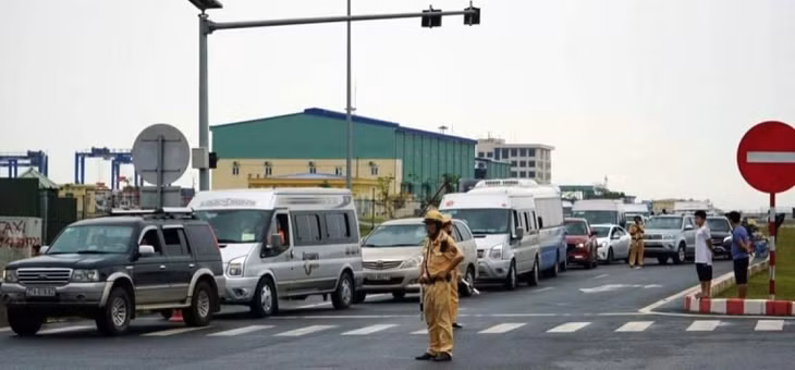 Phà Gót, nối giữa đảo Cát Hải (phía thành phố Hải Phòng) và đảo Cát Bà thường xuyên ùn tắc trong các dịp nghỉ lễ.