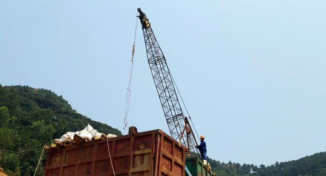 Ông Thái Bá Lực, Chỉ huy trưởng công ty TNHH Hòa Hiệp thi công cầu Thần Vũ 1, chia sẻ: “Đơn vị đã huy động 17 mũi thi công. Để đạt được tiến độ, chúng tôi đã tăng ca, làm cả ca đêm để đáp ứng được những tiến độ bị chậm. Dù tăng tốc tiến độ nhưng chúng tôi cam kết không đánh đổi chất lượng dự án”. Ông Thái Bá Lực, Chỉ huy trưởng công ty TNHH Hòa Hiệp thi công cầu Thần Vũ 1, chia sẻ: “Đơn vị đã huy động 17 mũi thi công. Để đạt được tiến độ, chúng tôi đã tăng ca, làm cả ca đêm để đáp ứng được những tiến độ bị chậm. Dù tăng tốc tiến độ nhưng chúng tôi cam kết không đánh đổi chất lượng dự án”.