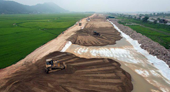 Một trong những vật liệu tăng giá mạnh nhất khu vực thi công dự án là cát đắp. Nếu trước thời điểm Tết Nguyên đán 2022, giá bình quân vật liệu cát khoảng 140.000 - 150.000 đồng/m3, hiện con số này đã tăng lên 180.000 - 200.000 đồng Một trong những vật liệu tăng giá mạnh nhất khu vực thi công dự án là cát đắp. Nếu trước thời điểm Tết Nguyên đán 2022, giá bình quân vật liệu cát khoảng 140.000 - 150.000 đồng/m3, hiện con số này đã tăng lên 180.000 - 200.000 đồng