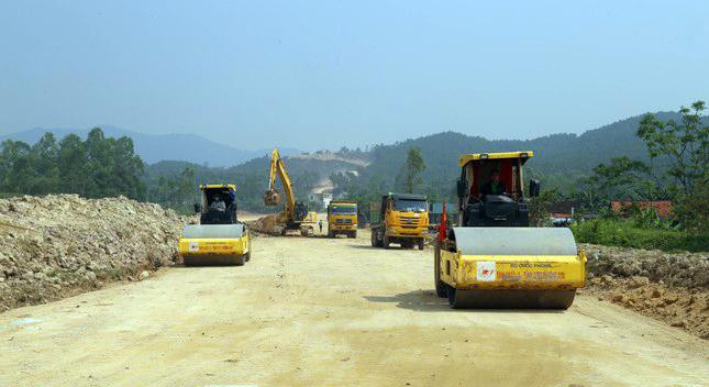 Hơn 50 mũi thi công của các nhà thầu đang tập trung nhân lực đắp đất nền đường, đào cửa hầm, thi công cọc khoan nhồi, cấu kiện đúc sẵn,… Hơn 50 mũi thi công của các nhà thầu đang tập trung nhân lực đắp đất nền đường, đào cửa hầm, thi công cọc khoan nhồi, cấu kiện đúc sẵn,…