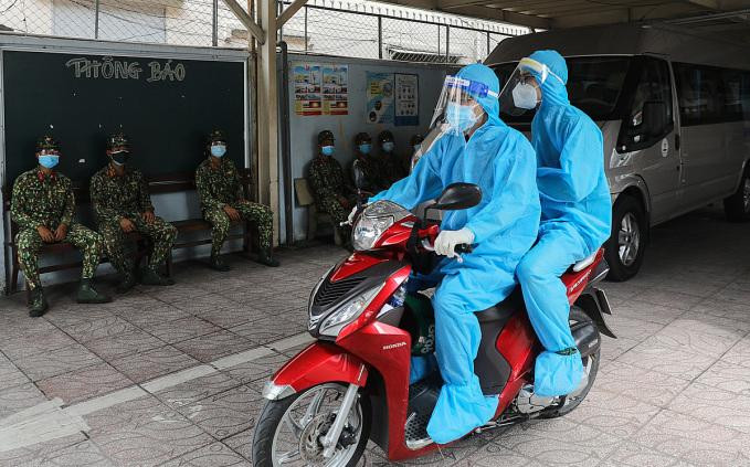 Tổ quân y trạm y tế lưu động Phường 11, quận Bình Thạnh đi lấy mẫu xét nghiệm cho người dân