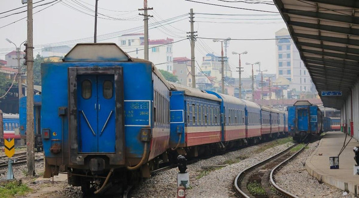 Đoàn tàu khách của Tổng công ty Đường sắt Việt Nam vào một nhà ga Đoàn tàu khách của Tổng công ty Đường sắt Việt Nam vào một nhà ga