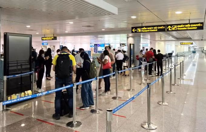 Những hành khách nhập cảnh tại sân bay Tân Sơn Nhất chưa khai báo y tế được hướng dẫn vào khu vực riêng để khai báo.