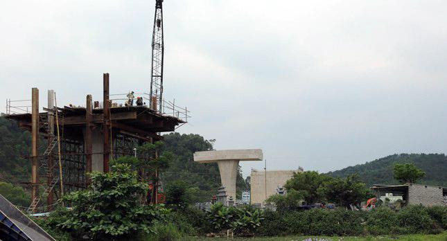 Ngay dưới chân trụ chính cầu vượt QL48 (cầu Diễn Đoài), một hộ dân vẫn đang kinh doanh buôn bán bia mộ vì địa phương chưa GPMB Ngay dưới chân trụ chính cầu vượt QL48 (cầu Diễn Đoài), một hộ dân vẫn đang kinh doanh buôn bán bia mộ vì địa phương chưa GPMB