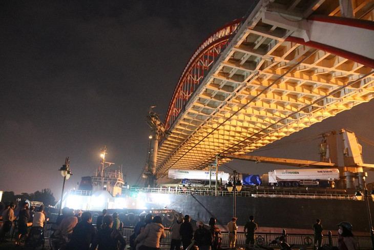 Tàu biển Outrivaling 3 đâm va, mắc vào gầm cầu Hoàng Văn Thụ, Hải Phòng, chiều 21/4 Tàu biển Outrivaling 3 đâm va, mắc vào gầm cầu Hoàng Văn Thụ, Hải Phòng, chiều 21/4