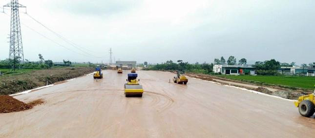 Máy móc, thiết bị được huy động để đẩy nhanh tiến độ thi công Máy móc, thiết bị được huy động để đẩy nhanh tiến độ thi công