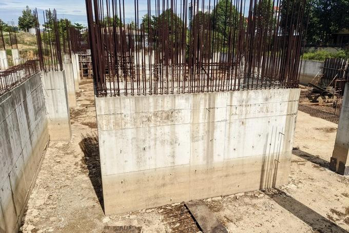 Khu vực dự án cỏ dại mọc um tùm, sắt thép hoen gỉ. Khu vực dự án cỏ dại mọc um tùm, sắt thép hoen gỉ.