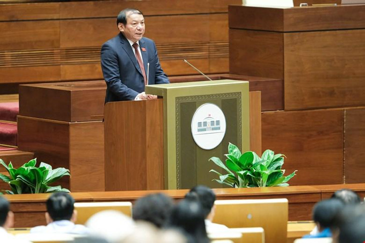Bộ trưởng Bộ Văn hóa, Thể thao và Du lịch Nguyễn Văn Hùng chịu trách nhiệm chính đối với trả lời chất vấn nhóm vấn đề thứ hai