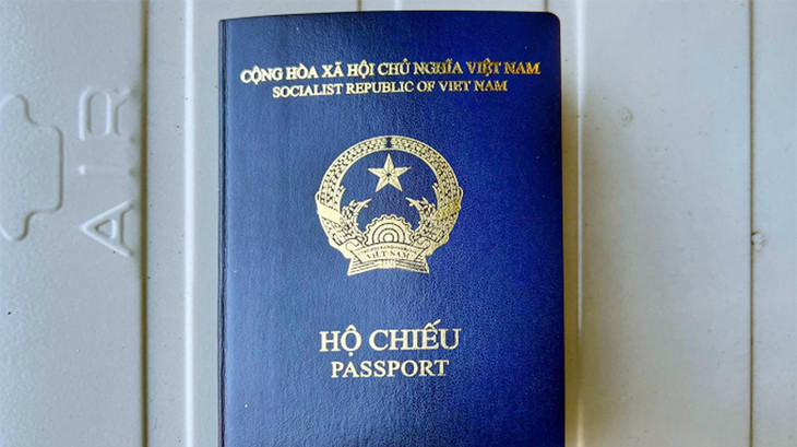 Hộ chiếu Việt Nam theo mẫu mới có màu xanh tím than